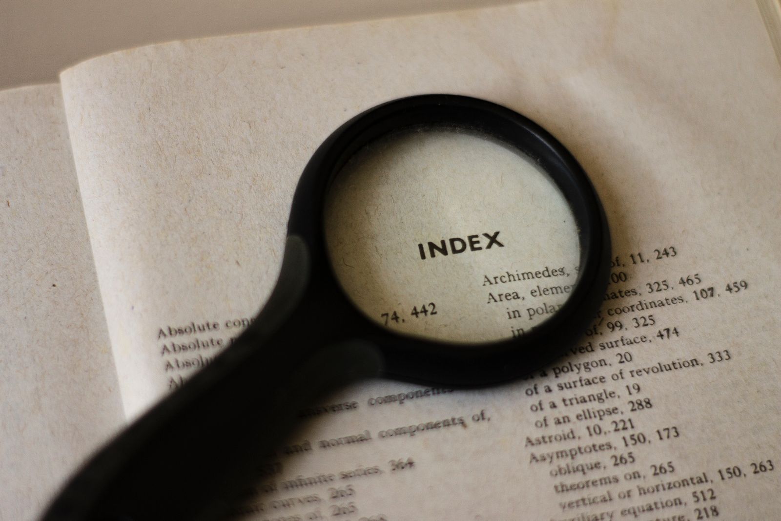 slika simbolično prikazuje osobu koja povećalom traži ključne riječi ključne riječi su osnova seo optimizacije